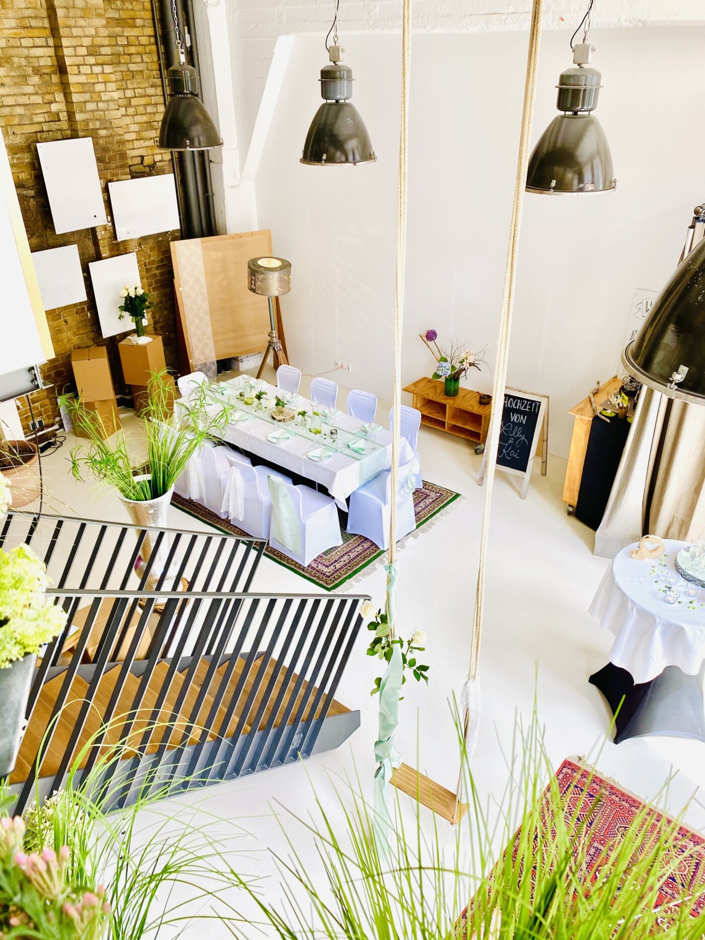 Festlich gedeckte Hochzeitstafel im Loft der Base⁷ Esslingen