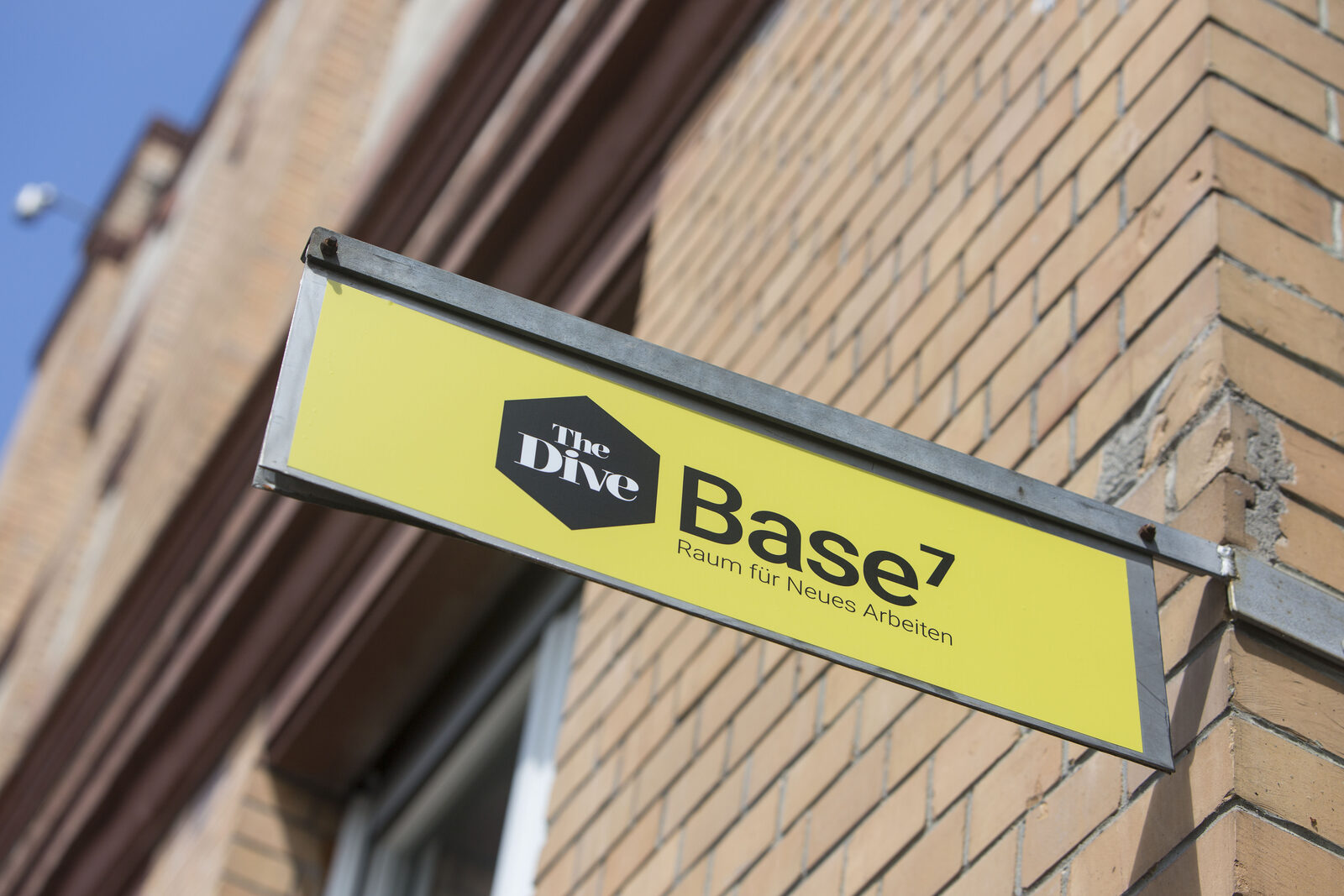 Heller Raum mit hohen Decken in der Base⁷ Esslingen, geeignet für Pop-Up-Stores und Foto-Location